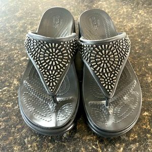 CROCS MONTEREY DIAMNANTE SLIDE
SANDAL